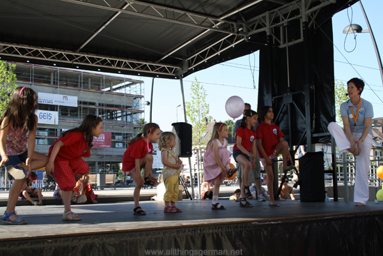 Gabi Krappe singing and dancing with the children from Helen Doron Early English during the Bahnhofsfest