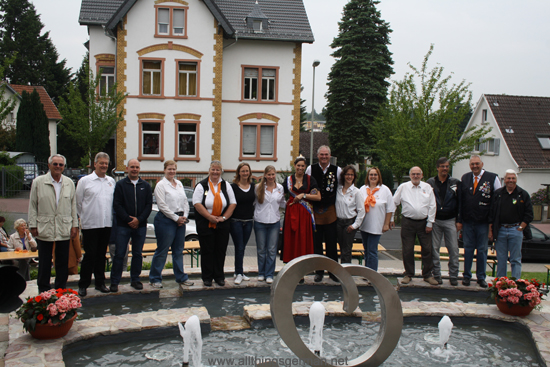 Fountain Queens past and present with their assitants at the Marienbrunnen