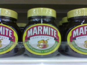 Marmite Flaschen im Supermarkt