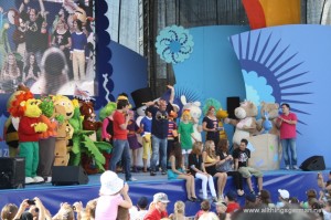 Juri and Singa welcome the cast onto the stage