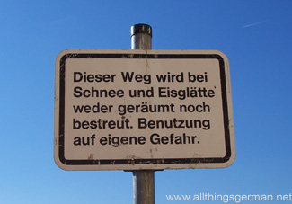 Dieser Weg wird bei Schnee und Eisglätte weder geräumt noch bestreut.  Benutzung auf eigene Gefahr.