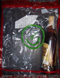 Eine Flasche Ronmiel richtig versiegelt