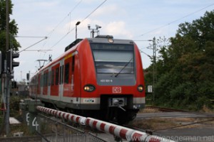 An S-Bahn train leaves Oberursel station
