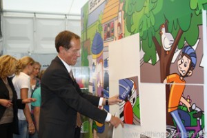 Minister Wintermeyer at the wall jigsaw puzzle in Hall 2 of the Landesausstellung