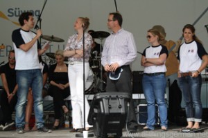 Bastian Korff with Prof.Dr. Luise Hölscher and Jörg Schmidt on the Süwag stage during the Hessentag in Oberursel Bastian Korff with Prof.Dr. Luise Hölscher and Jörg Schmidt on the Süwag stage during the Hessentag in Oberursel