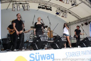 Jennifer Braun and the band Rewind sing -Jetzt und für immer- at the Hessentag in Oberursel