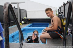 Yannik Peter (r) and instructor Elke Römer (l) prepare to dive in the trailer tank at the Hessentag in Oberursel