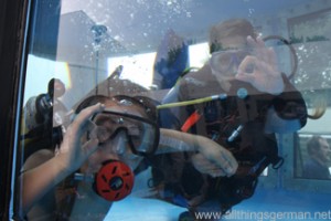 Yannik (l) and Elke (r) underwater in the diving trailer at the Hessentag in Oberursel