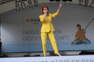 Chris Malu on stage in Rushmoor Park at the Hessentag in Oberursel