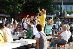 Chris Malu with her fans in Rushmoor Park at the Hessentag in Oberursel