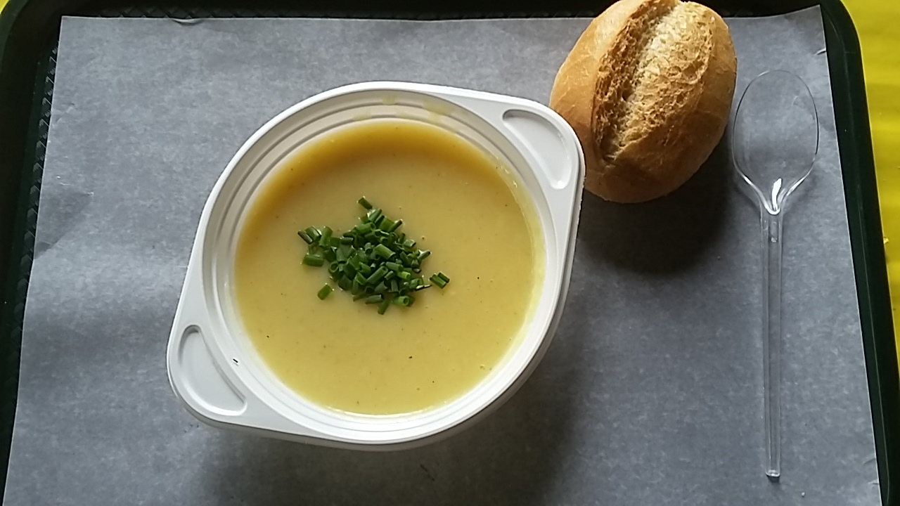 Kartoffelsuppe mit Brötchen