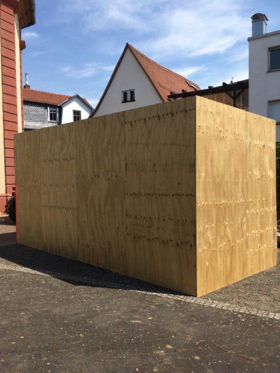 The victims' memorial in Oberursel, covered up during work on the roof of the Hospitalkirche.  (Photo: Initiative Opferdenkmal)