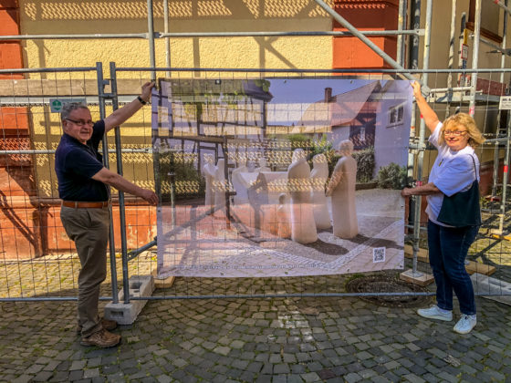 Dr. Christoph Müllerleile and Annette Andernacht from the Iniative Opferdenkmal with the new banner (Photo: Initiative Opferdenkmal)