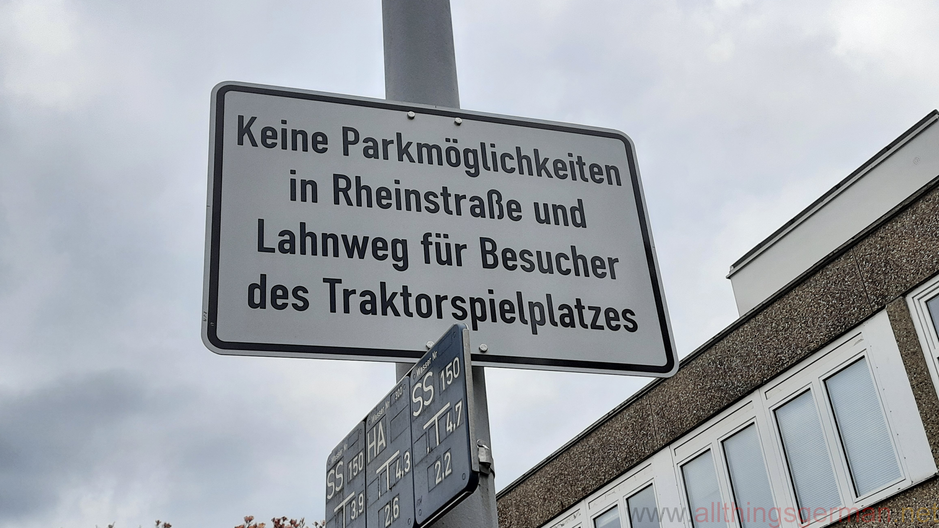 Parking sign in the Rheinstraße near the Traktorspielplatz in Niederhöchstadt