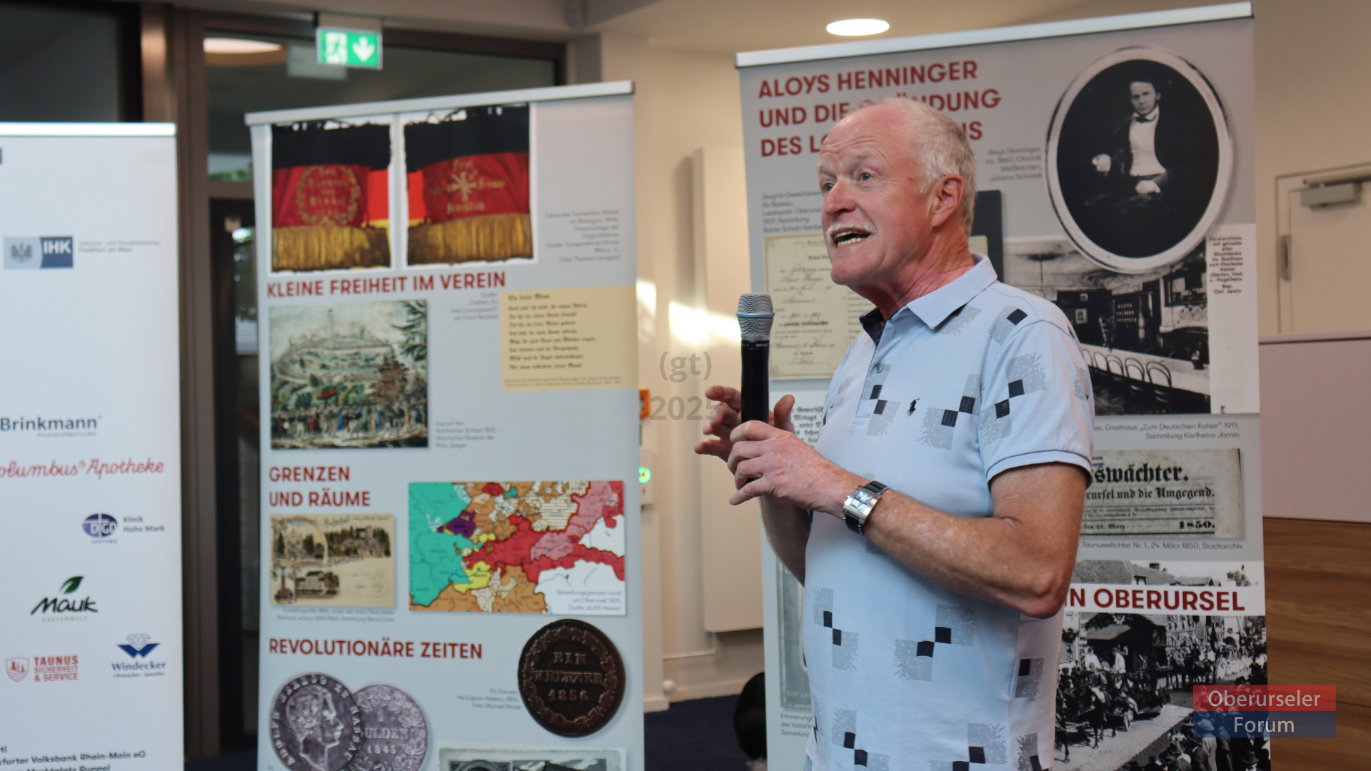 Michael Reuter führte durch die Ausstellung.