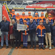 Eine Spende für die Jugendfeuerwehr