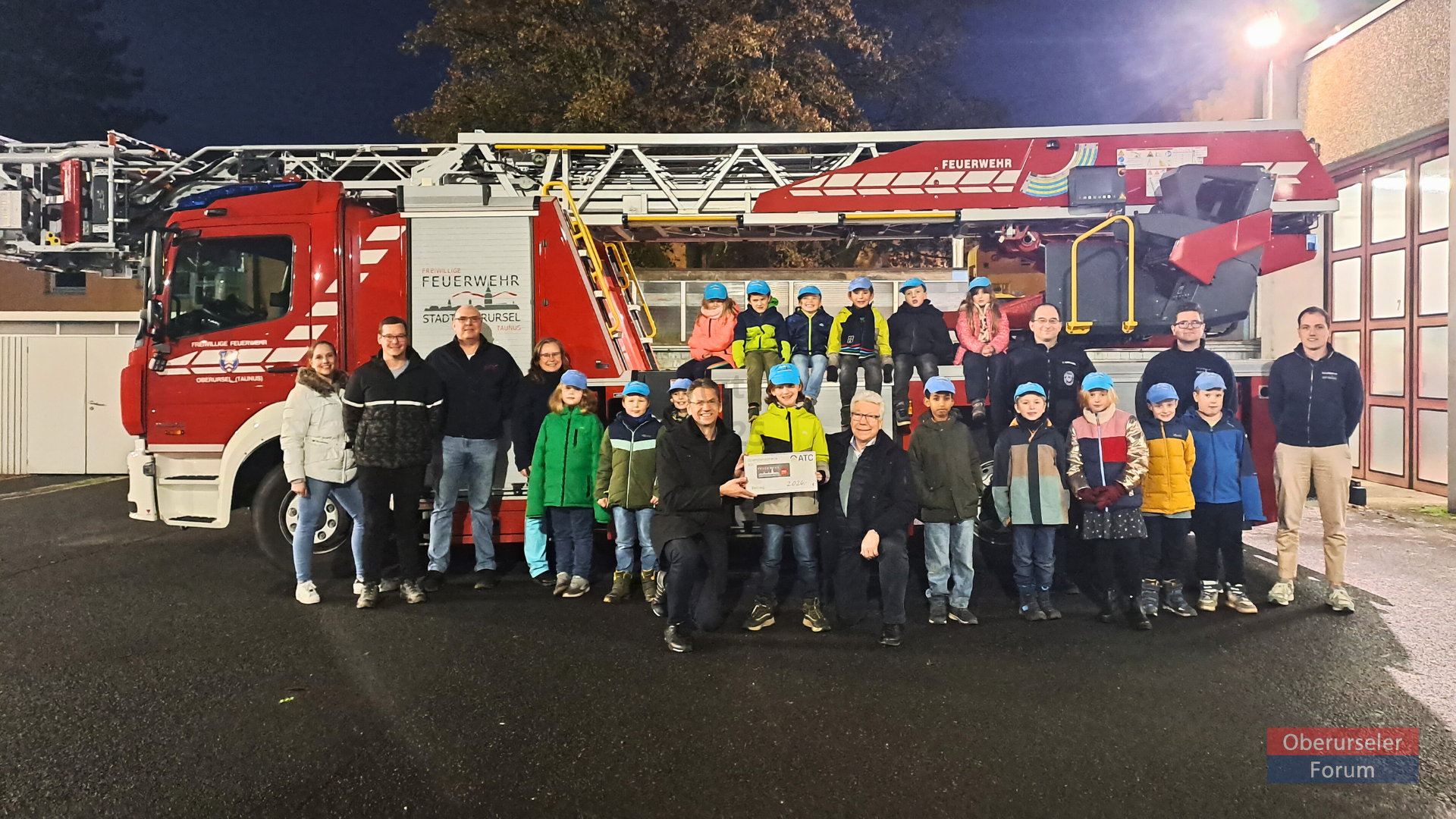 Eine Spende für die Minifeuerwehr