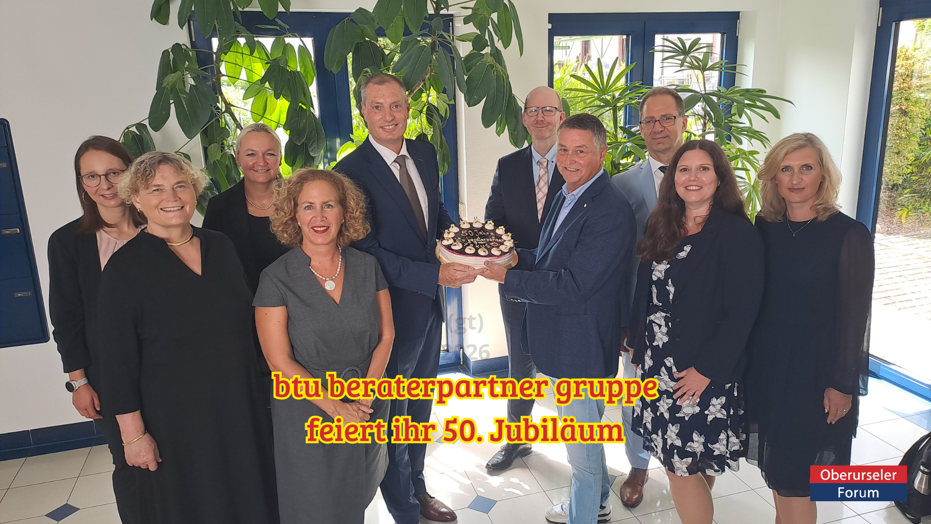 Zaklina Koch (3.v.l.) und Reiner Herrmann (4.v.r.) überreichen eine Torte an die Geschäftsführung der btu berater partner