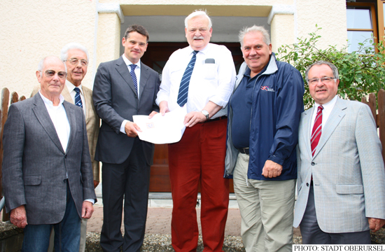 Boris Rhein presenting the TSGO with confirmation of their €50,000 grant. (Photo: Stadt Oberursel)