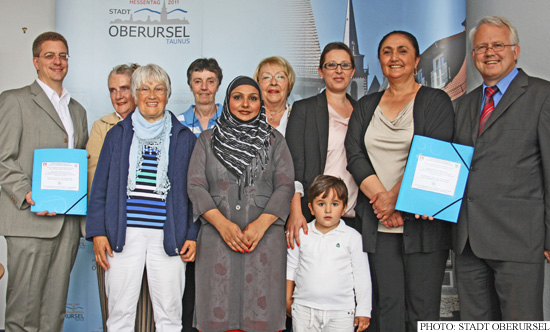 Representatives from Weisskirchen handing a petition to Hans-Georg Brum and Christof Fink (Photo: Stadt Oberursel)