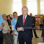 Mayor Hans-Georg Brum opening the new volunteers' office