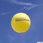 A balloon for the Regionalpark Sommer above the Epinayplatz