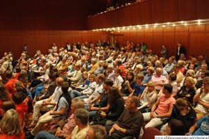 The audience in the Stadthalle