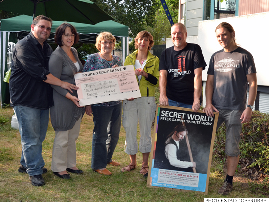 Members of Secret World, Caritas and the town hall with a donation for the new Hospice (Photo: Stadt Oberursel)