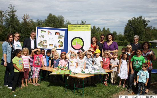 Children handing over their wishes at the Dornbachwiesen (Photo: Stadt Oberursel)