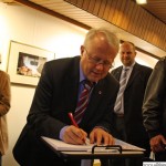 Mayor Hans-Georg Brum signing the Golden Book