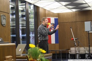 Dr. Fabian Vogt singing a song from the Ursella musical