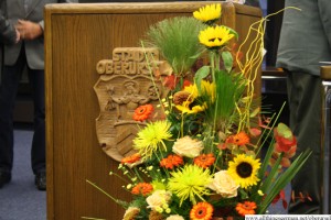 Flowers and the town's crest