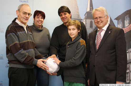 Fair trade football being presented to Nikolas Alt by Dr. Johannes Bickel (Photo: Stadt Oberursel)