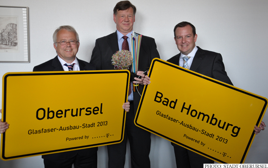 Hans-Georg Brum, Klaus Lenz and Karl Heinz Krug announcing fibre optic internet (Photo: Stadt Oberursel)