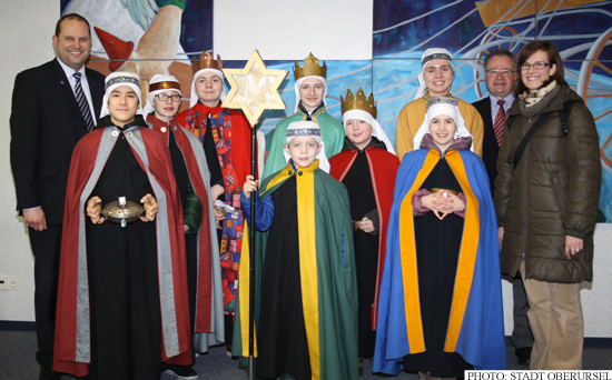 Sternsinger - Carol Singers - at Oberursel's town hall with Thorsten Schorr (left) and Dr. Christoph Müllerleile (2nd from right)  Photo: Stadt Oberursel