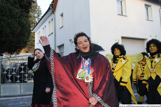 Prinzessin Sabine I. waving at the end of the procession in the Austrasse
