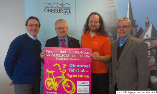 Paul Needham (ADFC), Hans-Georg Brum (Mayor), Patrik Schneider-Ludorff (ADFC) and Stephan Remes (Town marketing) with the poster for Oberursel fährt ab