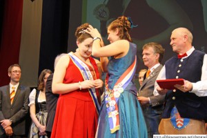 Fountain Queen Annabel I. being crowned by Vanessa I.