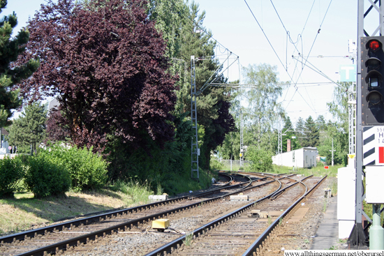 The refuge siding (right) and the U-Bahn running lines