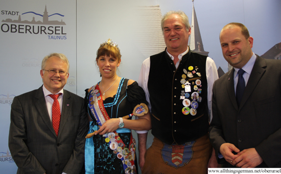 Mayor Hans-Georg Brum with Brunnenkönigin Vanessa I., Brunnenmeister Harry Hecker and Treasurer Thorsten Schorr