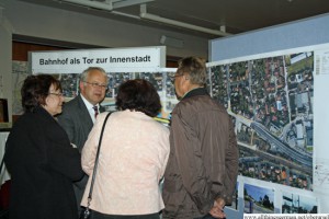 Hans-Georg Brum discussing the plans with residents