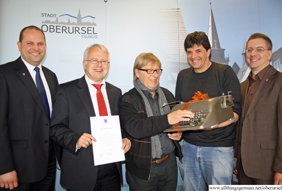 Peter Gröbler (centre) with Treasurer Thorsten Schorr, Mayor Hans-Georg Brum, Jens Gessner and Alderman Christof Fink