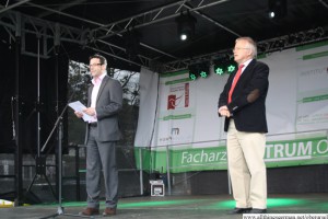 Daniel Rinck and Hans-Georg-Brum on stage opening the Ärtzehaus