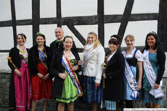 Annabel I. and Kurt with Susanne from Bergen-Enkheim (Apfelweinkönigin), Beatrice I. from Sachsenhausen (Brunnenkönigin), Isabell I. from Bruchköbel (Zuckermaiskönigin), Melissa I. from Goldstein (Rosenkönigin), Katharina II. from Rosbach (Blütenkönigin), and Sandra I. from Wehrheim (Apfelblütenkönigin) Annabel I. and Kurt with Susanne from Bergen-Enkheim (Apfelweinkönigin), Beatrice I. from Sachsenhausen (Brunnenkönigin), Isabell I. from Bruchköbel (Zuckermaiskönigin), Melissa I. from Goldstein (Rosenkönigin), Katharina II. from Rosbach (Blütenkönigin), and Sandra I. from Wehrheim (Apfelblütenkönigin)