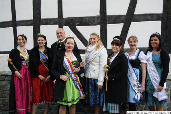 Annabel I. and Kurt with Susanne from Bergen-Enkheim (Apfelweinkönigin), Beatrice I. from Sachsenhausen (Brunnenkönigin), Isabell I. from Bruchköbel (Zuckermaiskönigin), Melissa I. from Goldstein (Rosenkönigin), Katharina II. from Rosbach (Blütenkönigin), and Sandra I. from Wehrheim (Apfelblütenkönigin)