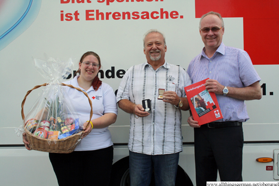 Peter Ehegartner (centre) with Michaela Tappenden (Red Cross Oberursel) and Jürgen Swoboda (Blood donor service)