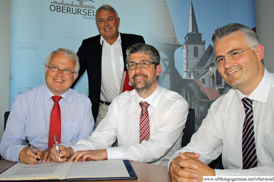 Signing the contract: Hans-Georg Brum (Mayor), Arnold Richter (Town Development), Carsten Trumpp (Chairman, TSGO) and Frank Metlicar (Vice-Chairman, TSGO)