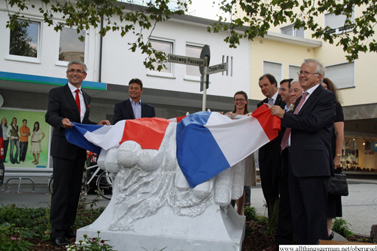 The sculpture being unveiled