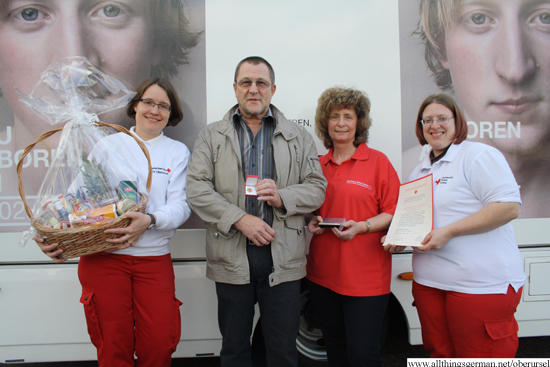 Karl-Heinz Burkart with Red Cross Volunteers Christine Schöck (left), Heike Wick and Michaela Tappenden (right)