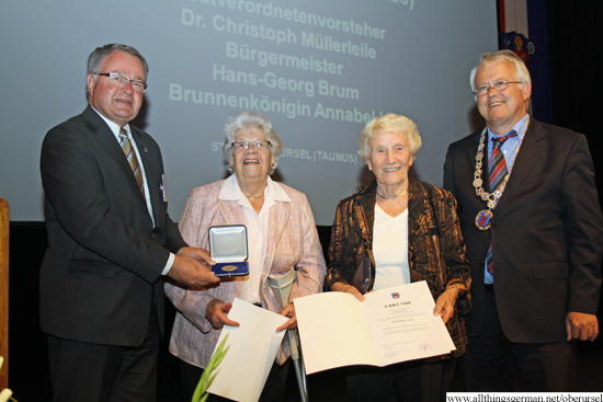 Council Chairman Dr. Christoph Müllerleile (left) with Christa Fickert (2nd from left), Helene Netz and Mayor Hans-Georg Brum